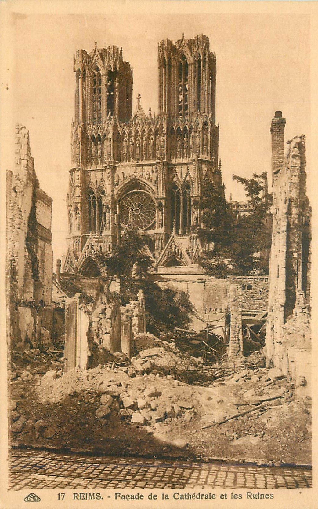 CPA Reims Facade de la Cathedrale et les Ruines Militaria