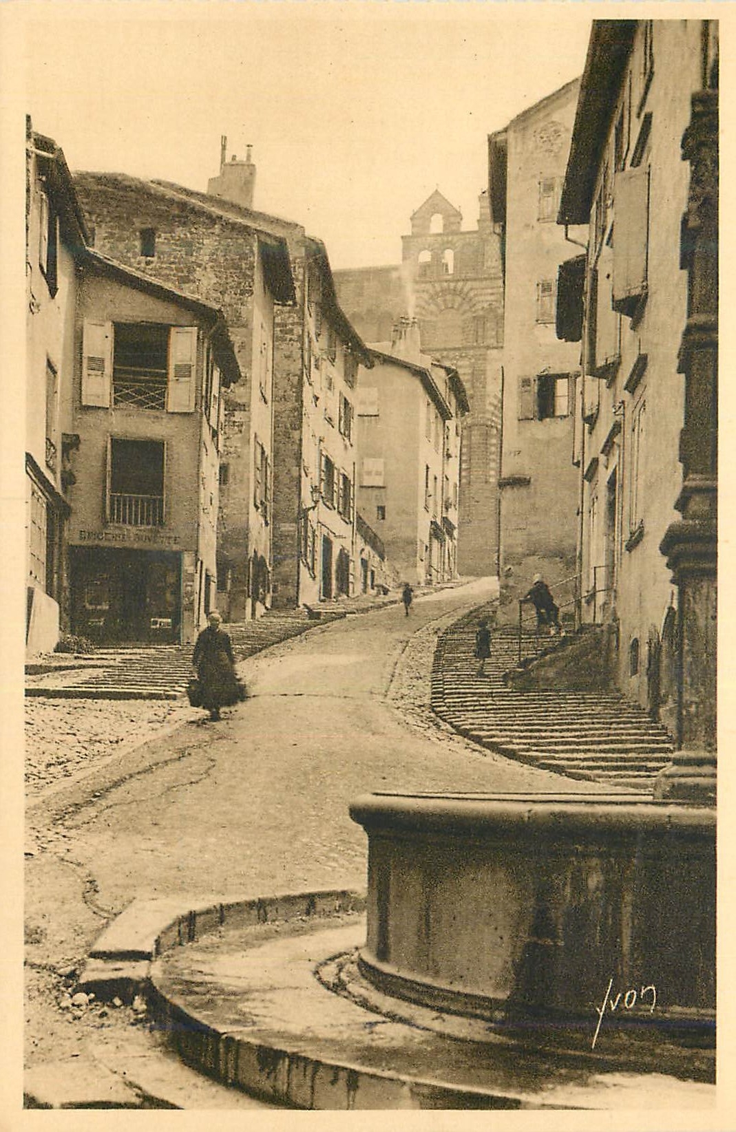 CPA Le Douce France Le Puy (Haute Loire) La Vieille Rue des Tables Conduisant a la Cathedrale