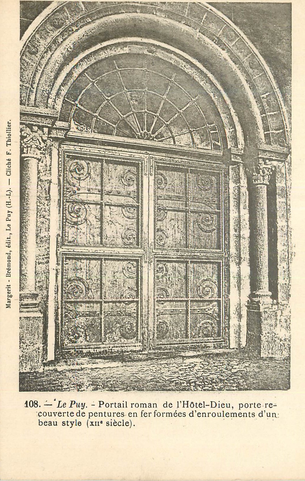 CPA Le Puy Portail Roman de l'Hotel Dieu Porte Recouverte de Penture en Fer