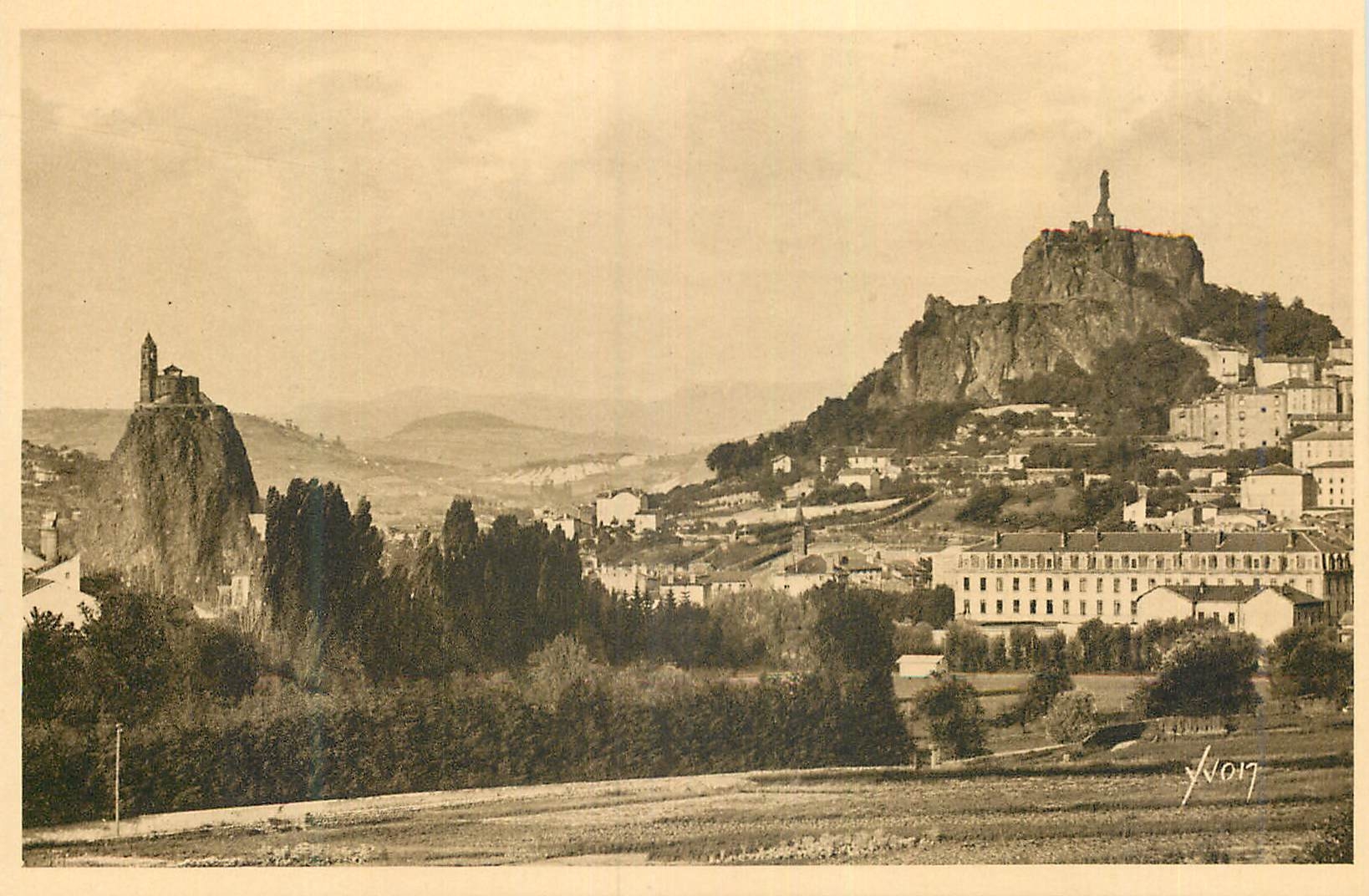 CPA le Puy (Haute Loire)les Rochers St Michel d'Aiguilhe et Corneille