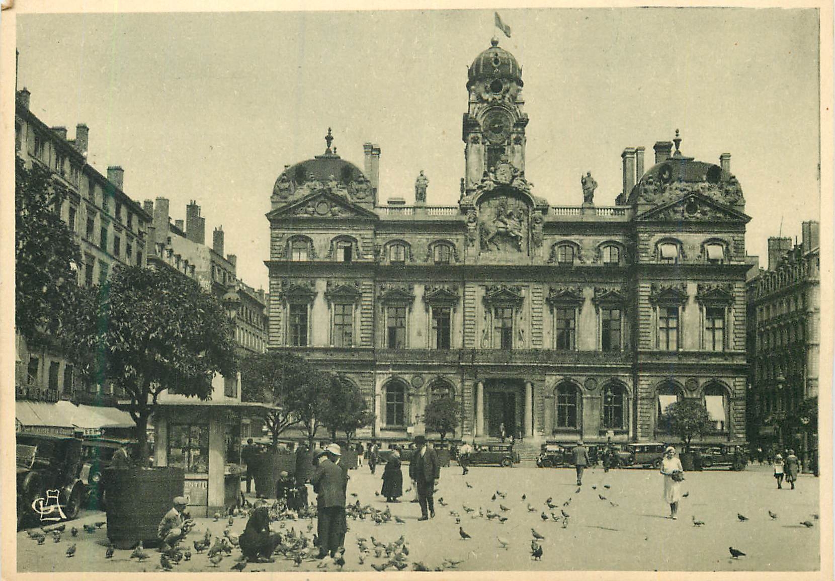 CPA Lyon Place des Terreaux et Hotel de Ville