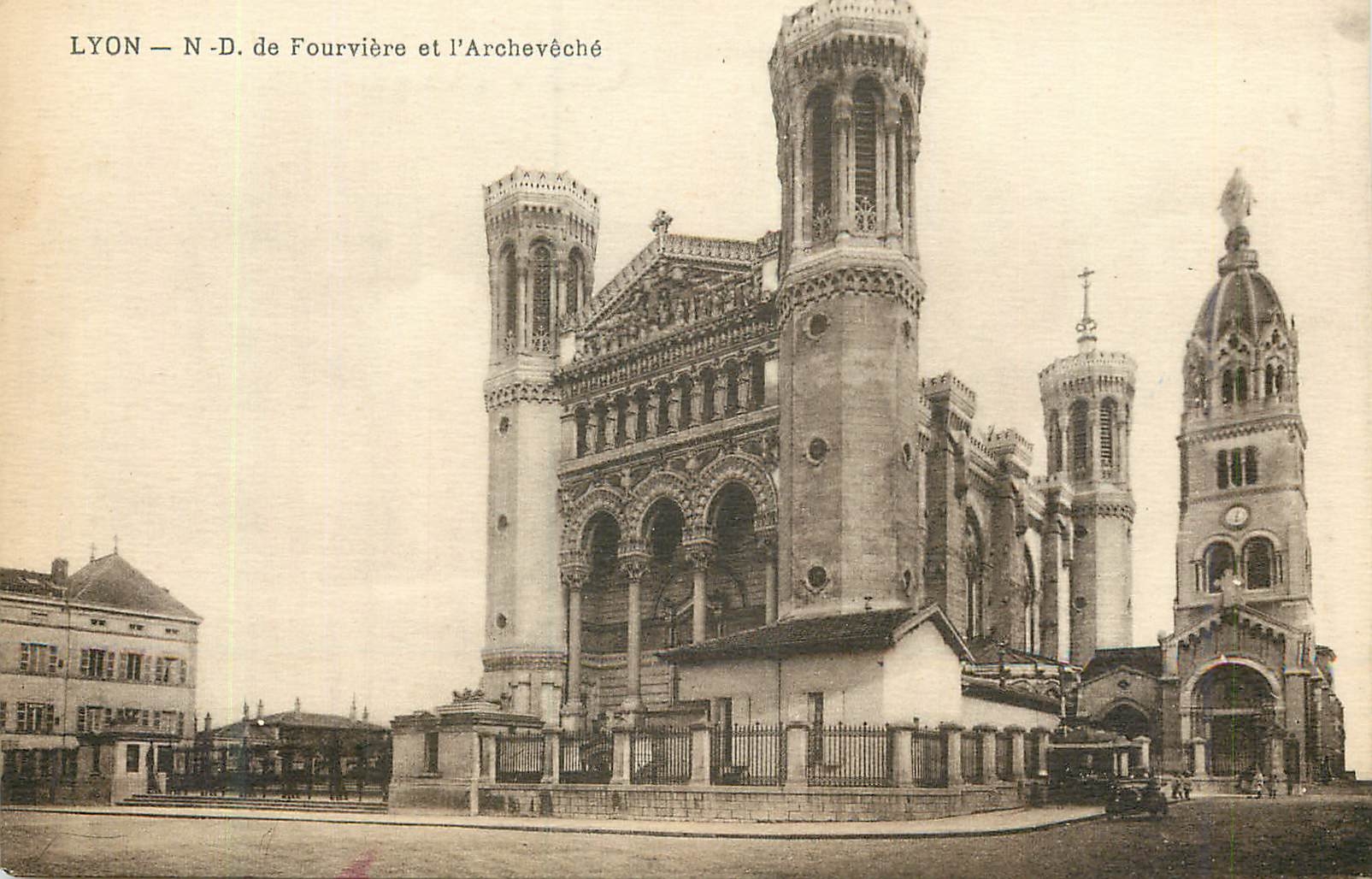 CPA Lyon N D de Fourviere et l'Archeveque