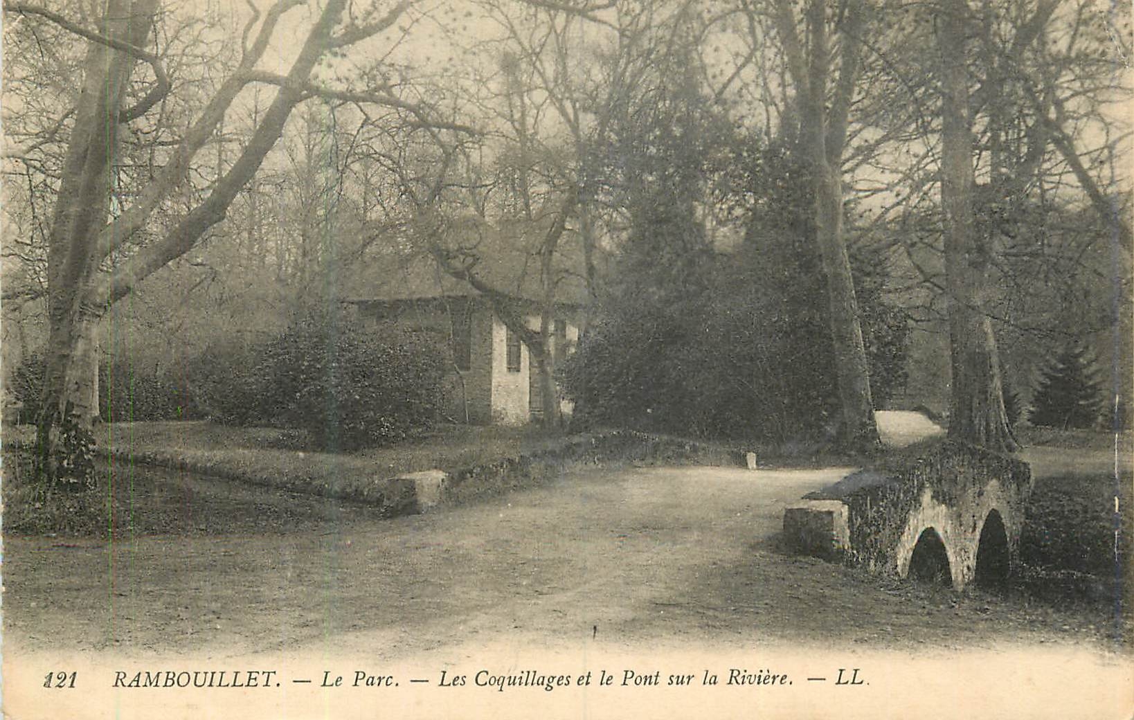 CPA Rambouillet le Parc les Coquillages et le Pont sur la Riviere