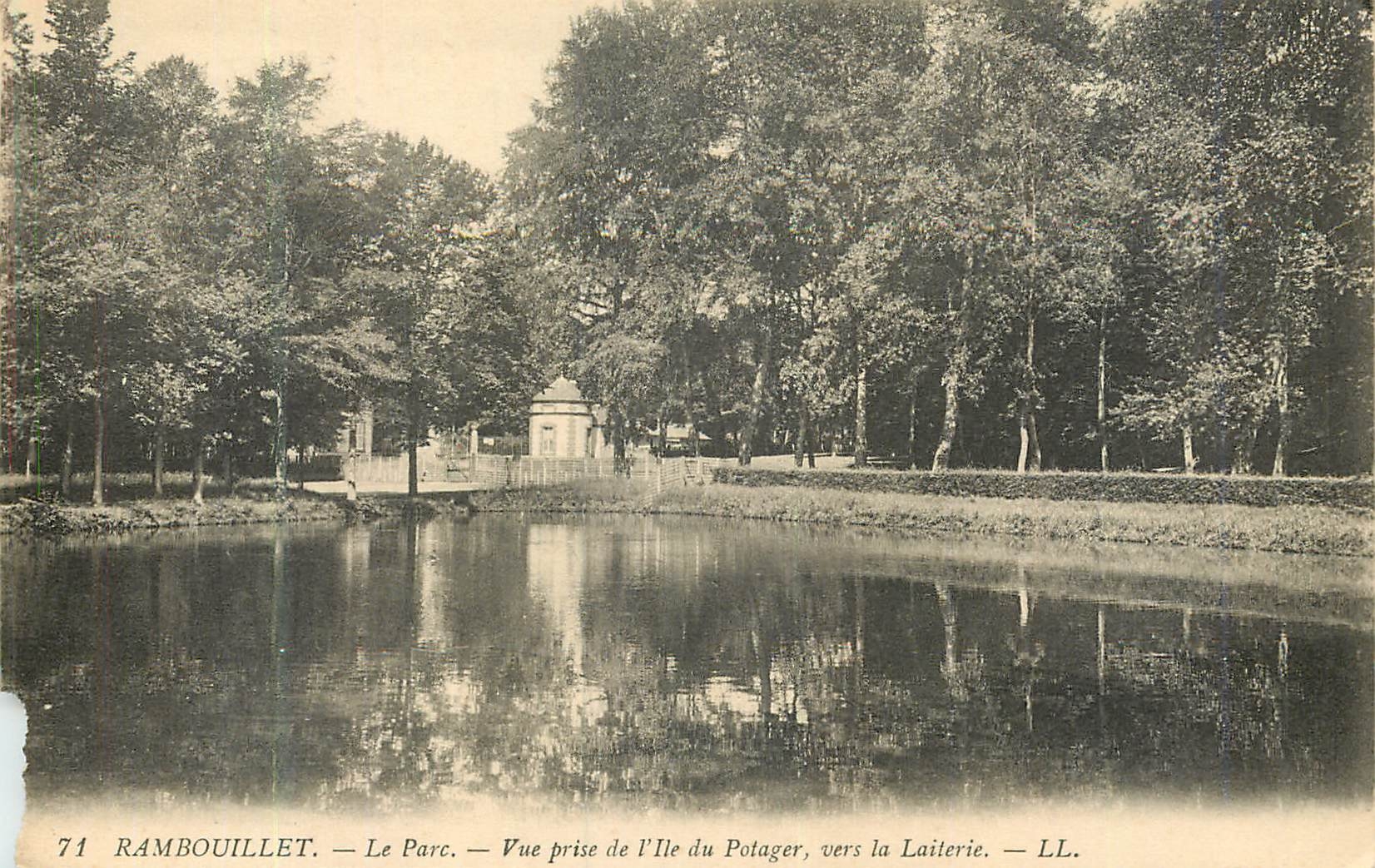 CPA Rambouillet le Parc vue prise de l'Ile du Potager vers la Laiterie