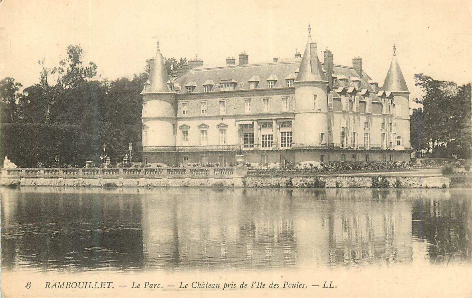 CPA Rambouillet le Parc le Chateau pris de l'Ile des Poules