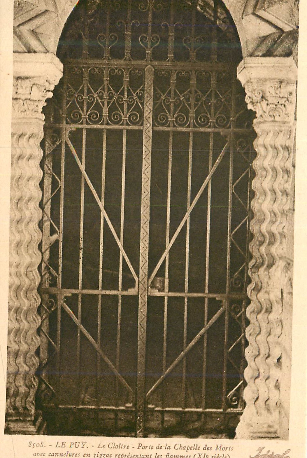 CPA le Puy le Cloitre Porte de la Chapelle des Morts