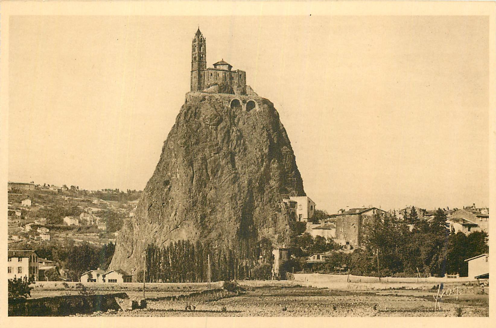 CPA le Puy (Haute Loire) la Chapelle et le Rocher St Michel d'Aiguilhe