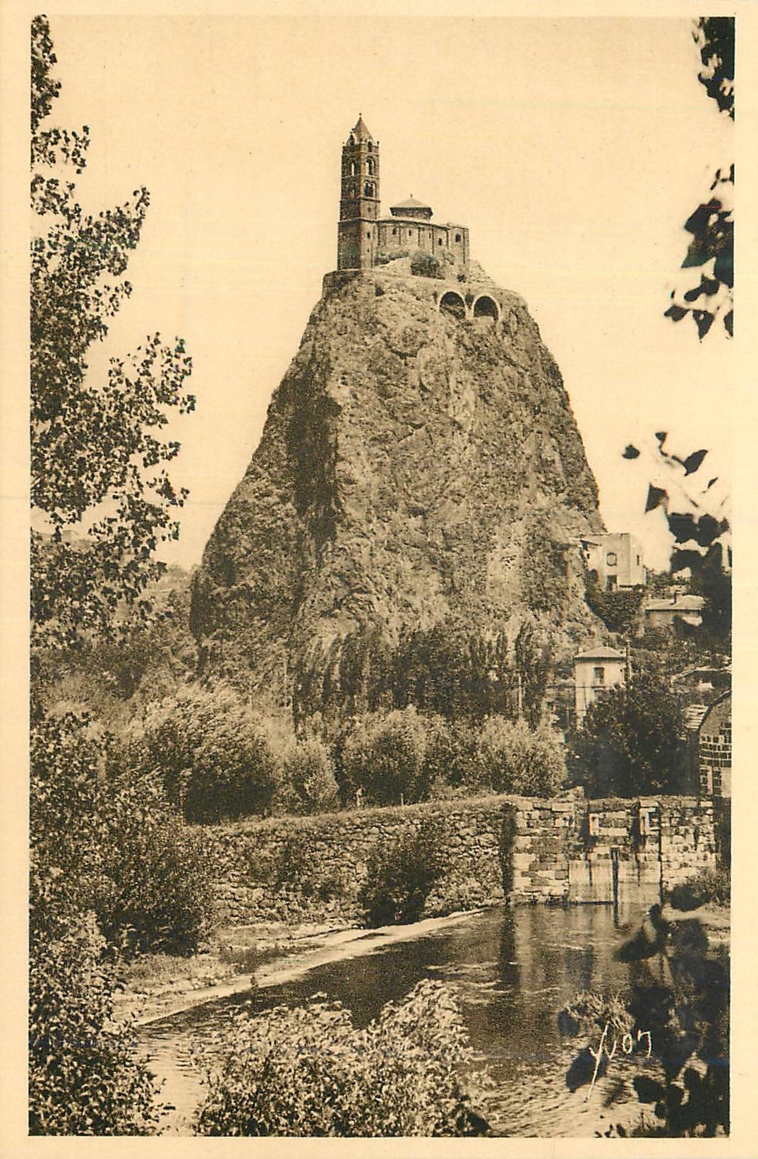 CPA le Puy (Haute Loire) la Chapelle et le Rocher St Michel d'Aiguilhe