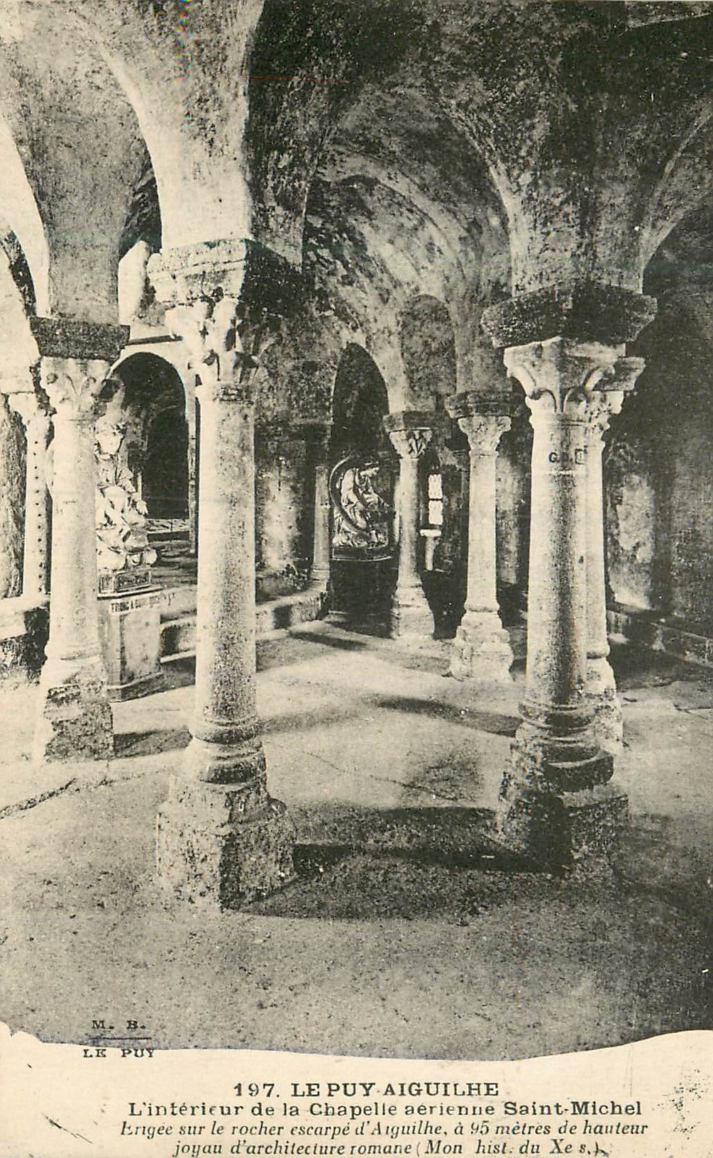 CPA le Puy Aiguilhe L'interieur de la chapelle aerienne Saint Michel