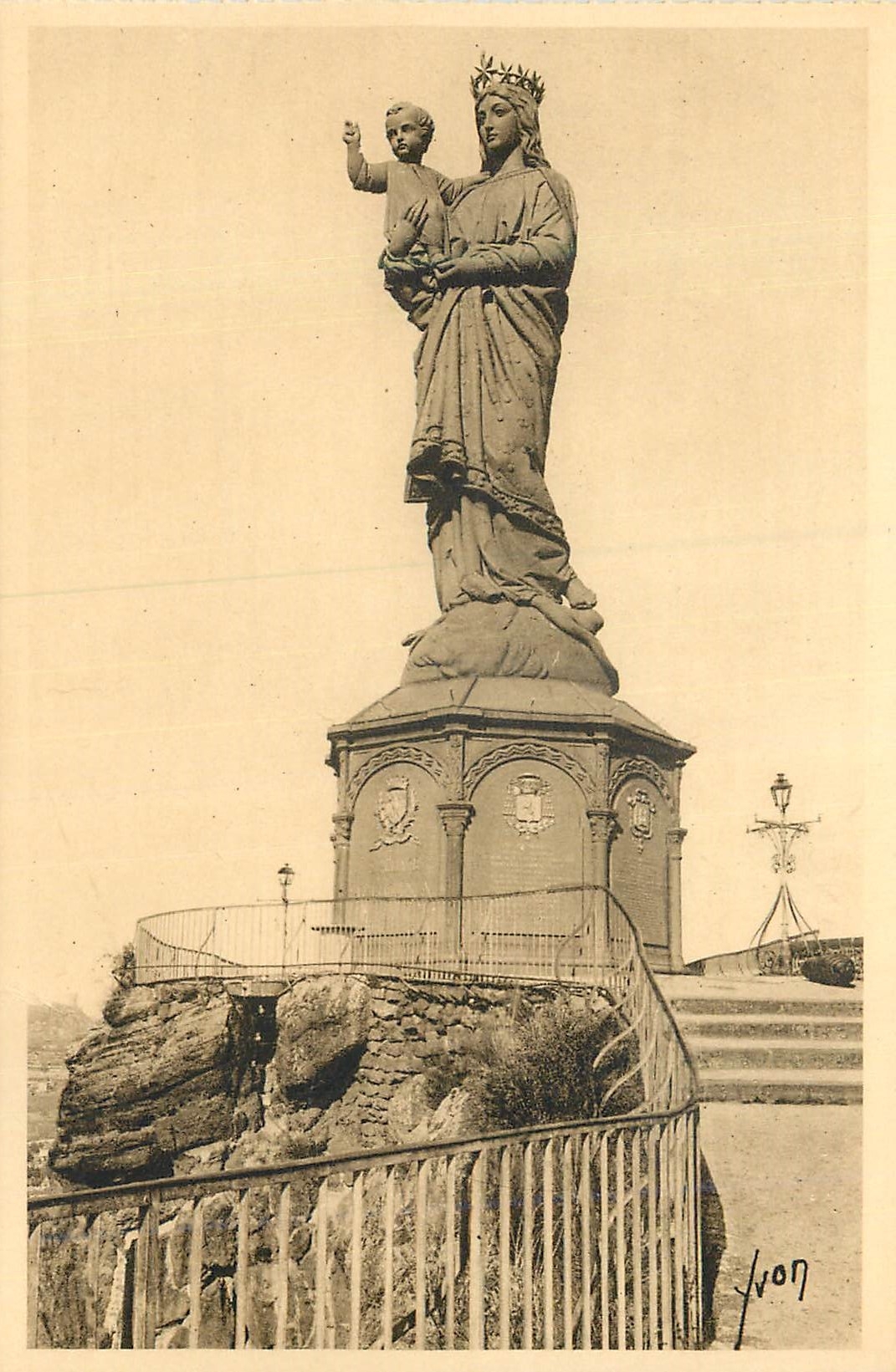 CPA le Puy (Haute Loire) Statue de N D de France sur le Rocher Corneille