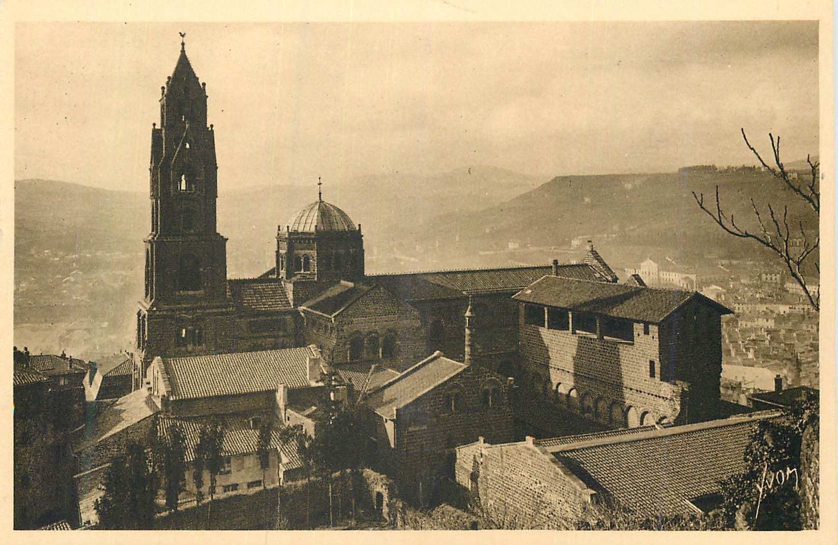 CPA le Puy (Haute Loire) Basilique de N D du Puy Vue Laterale