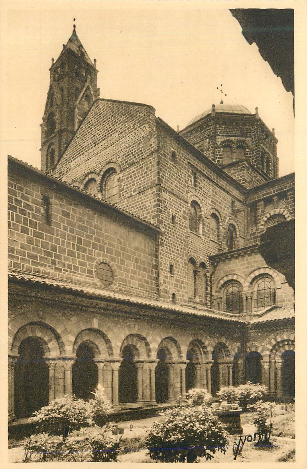 CPA le Puy Haute Loire Cour et Galerie du Cloitre