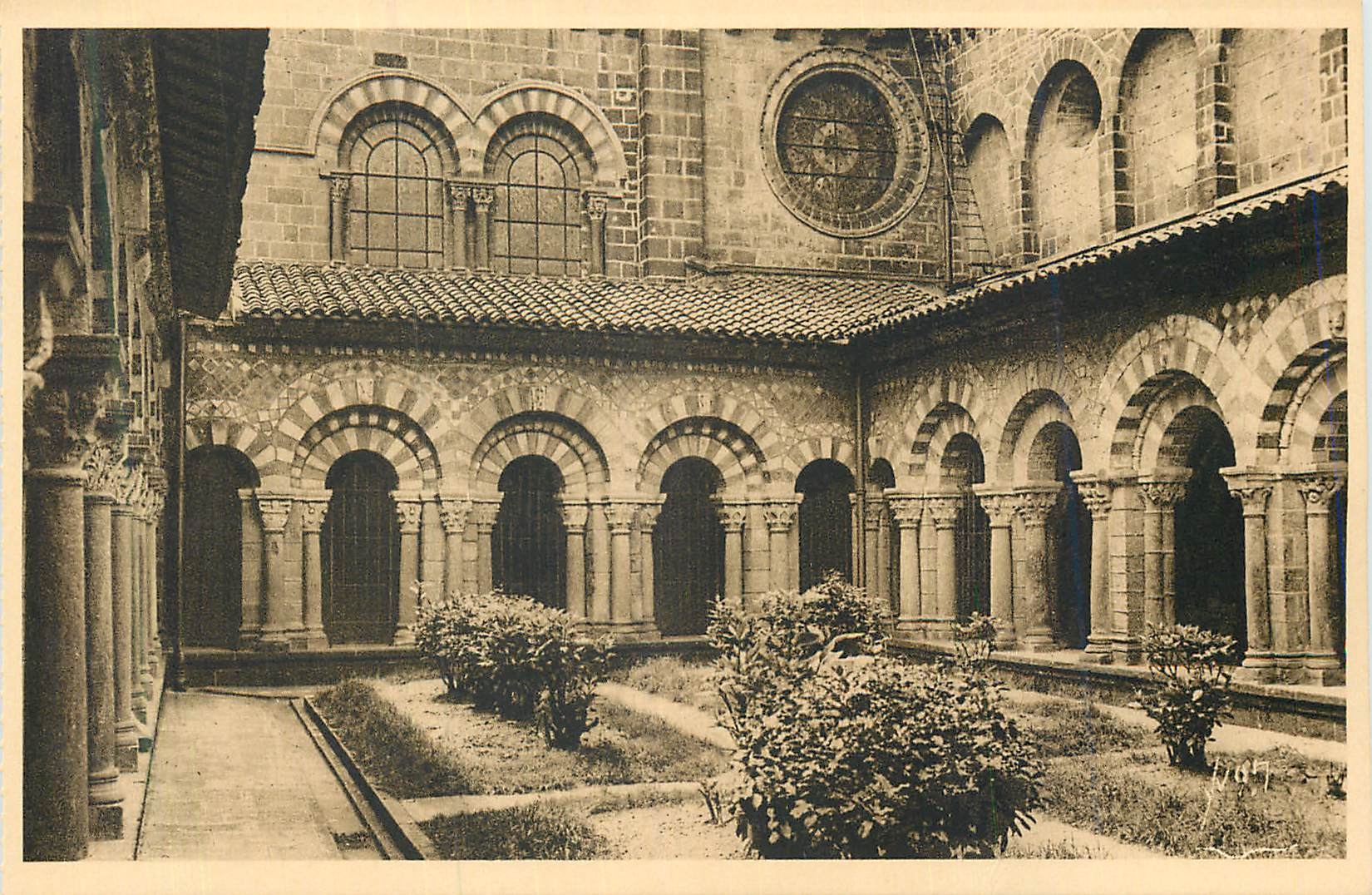 CPA le Puy (Haute Loire) Cour et Galeries du Cloitre