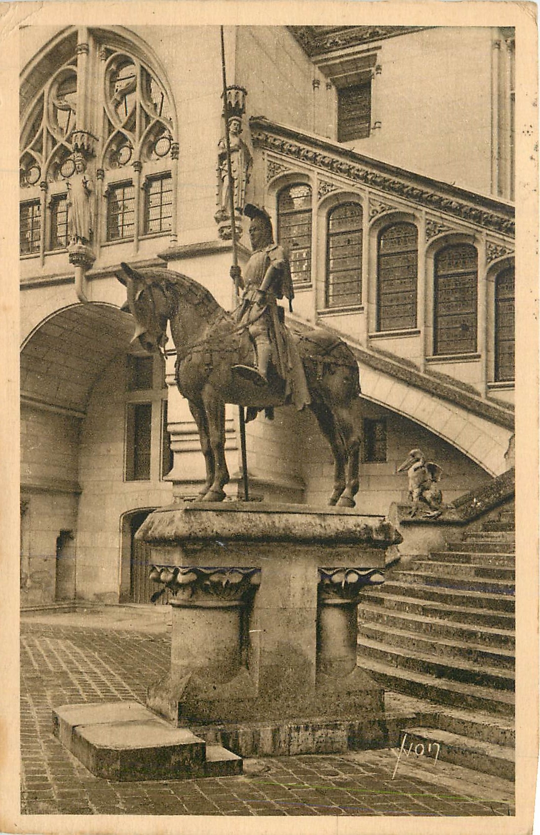 CPA La douce france chateau de pierrefonds statue du duc d orleans
