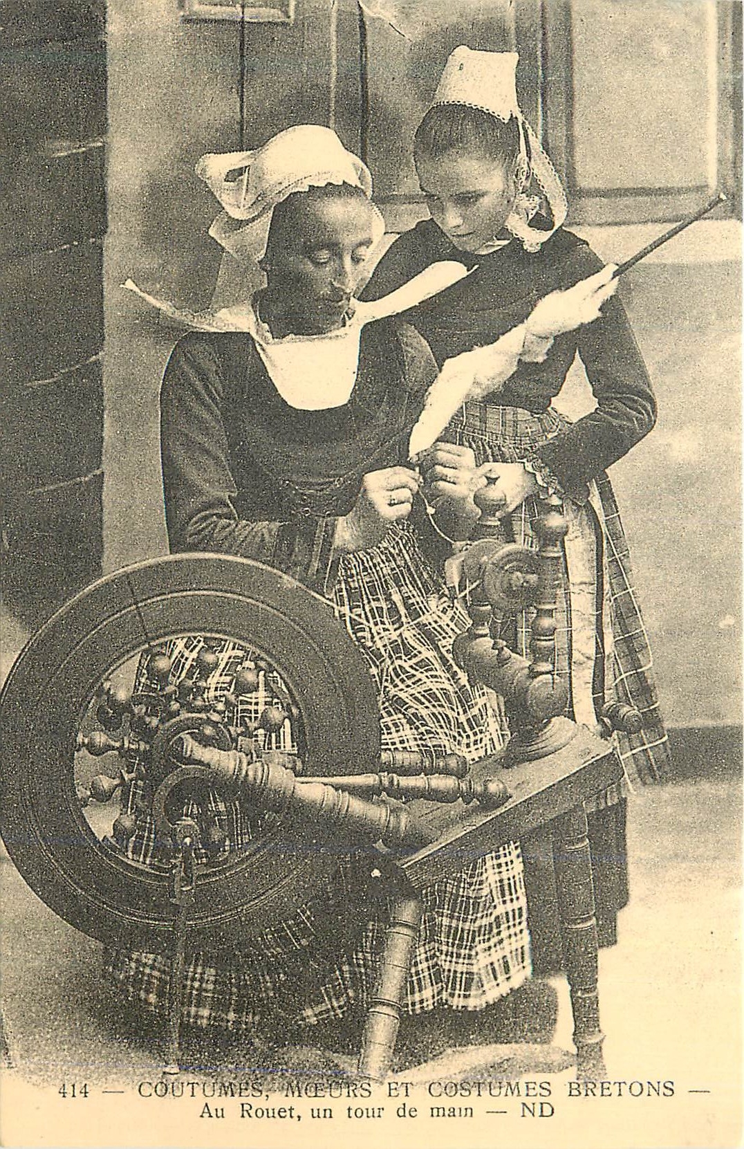 REPRO 414 coutumes moeurs et costumes bretons au rouet un tour de main