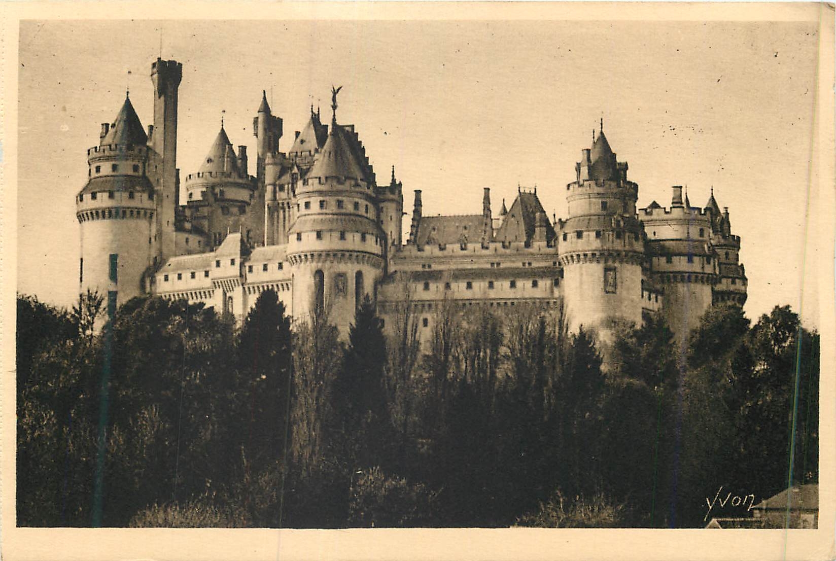 CPA La douce france chateau de pierrefonds (oise) cote est