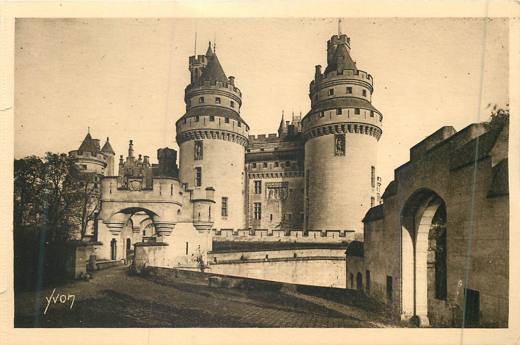CPA La douce france chateau de pierrefonds (oise) l entree du chateau et tours charlemagne