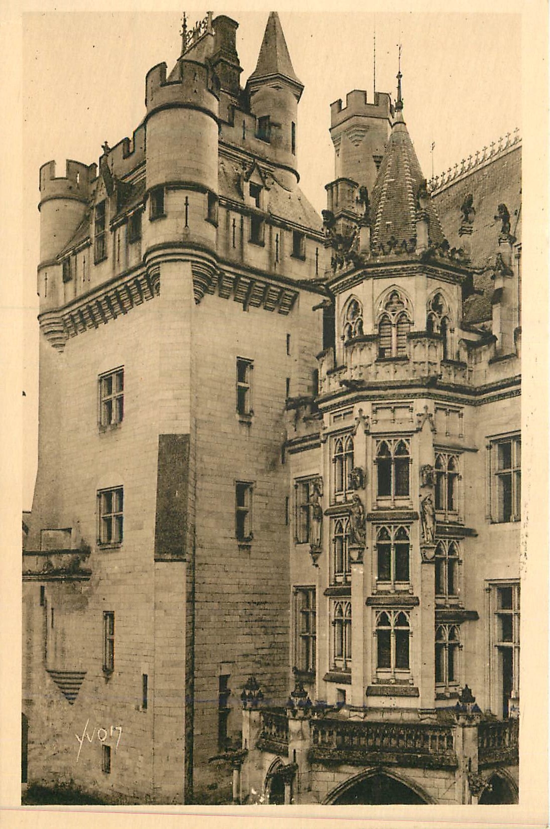 CPA La douce france chateau de pierrefonds (oise) le donjon et l escalier d honneur