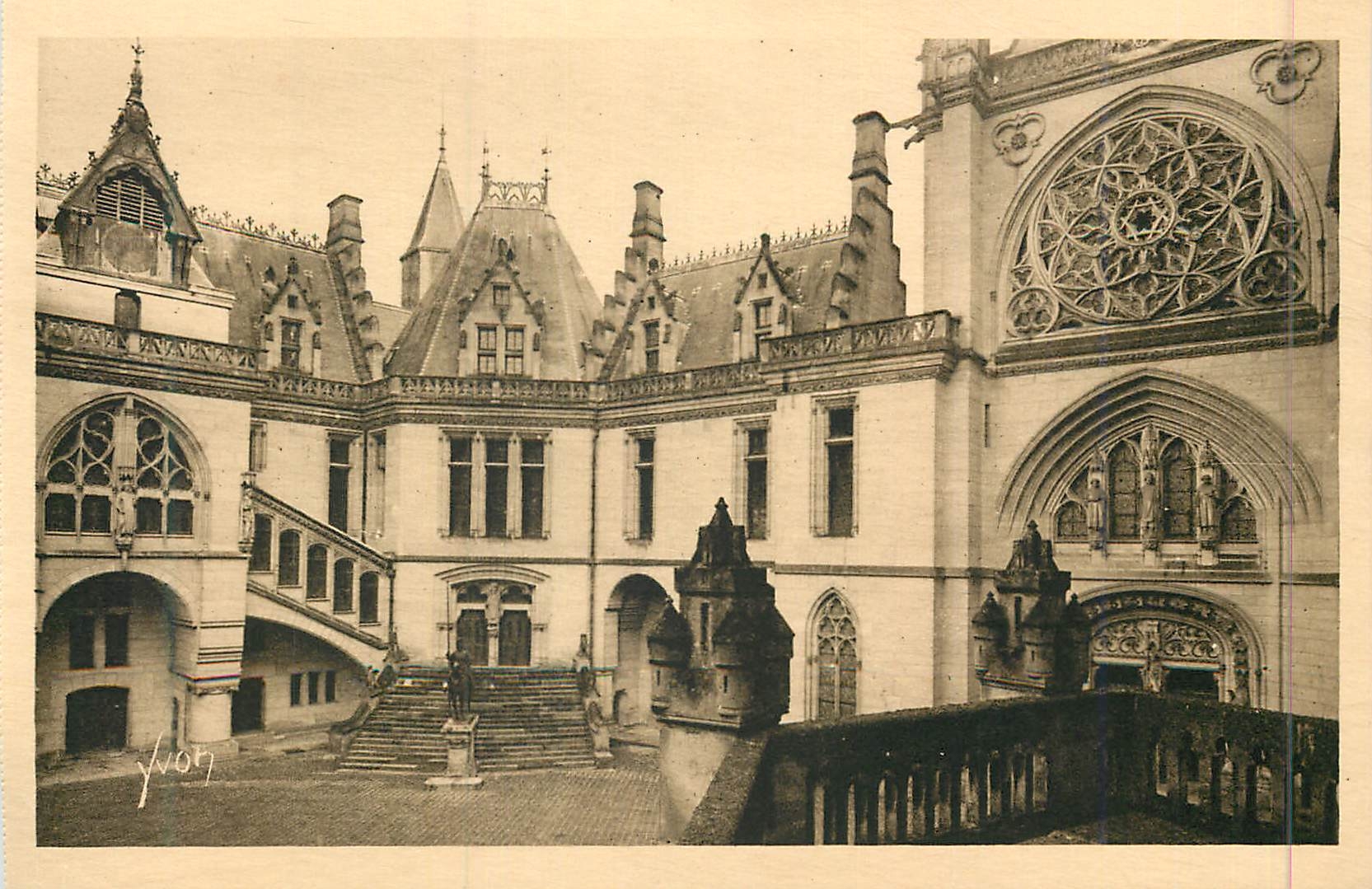 CPA La douce france chateau de pierrefonds (oise) la cour d honneur