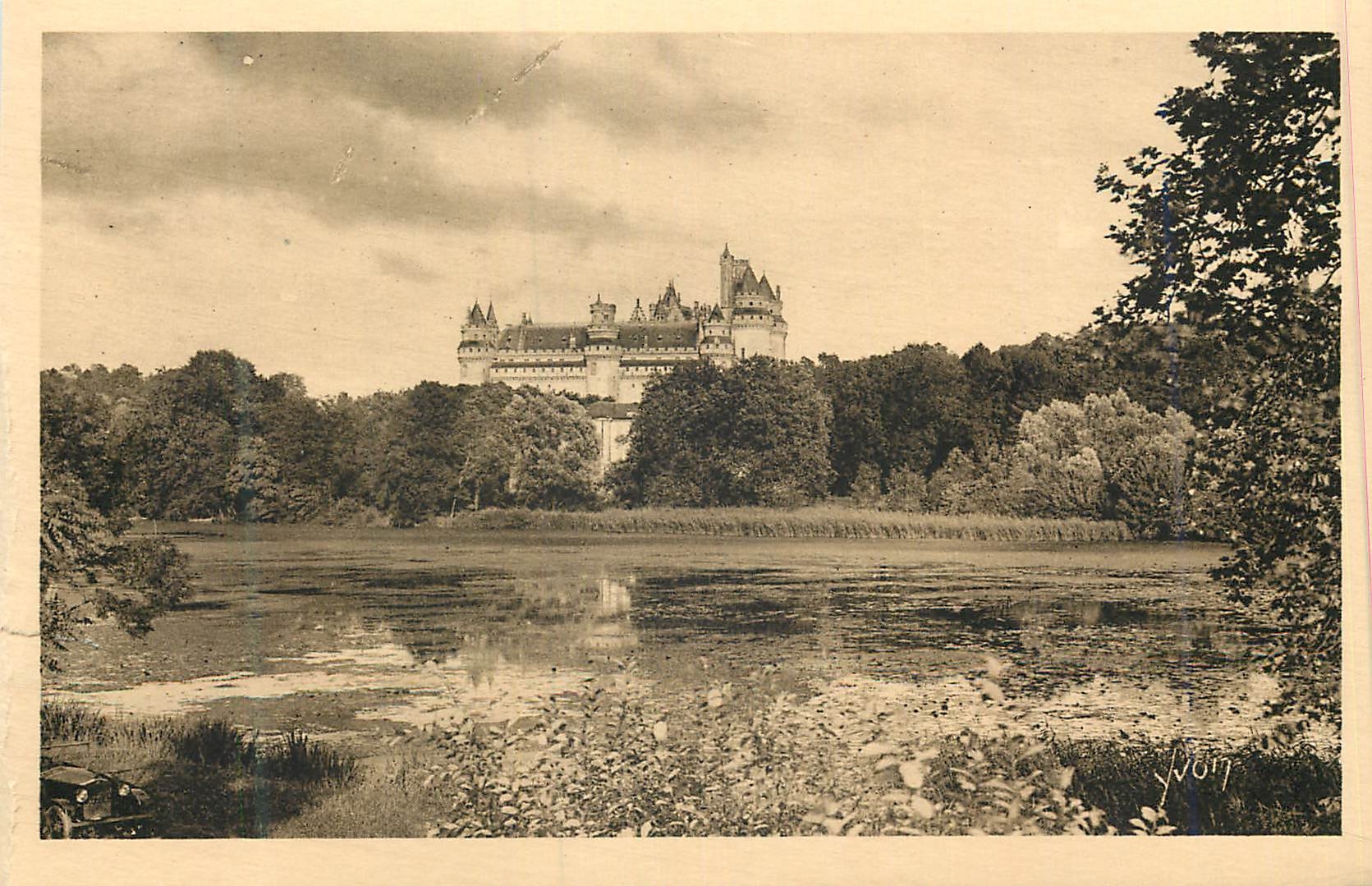CPA La douce france chateau de pierrefonds (oise) vue generale prise de l etang