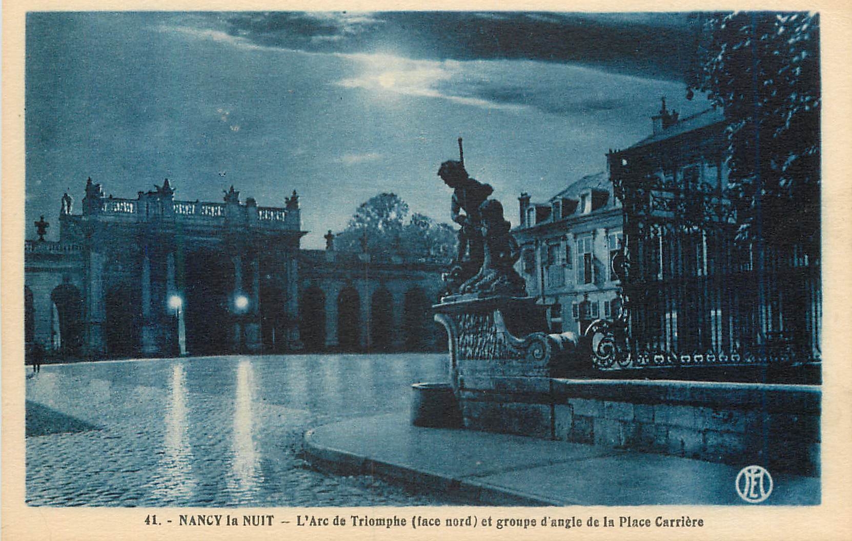 CPA Nancy La Nuit L'Arc de Triomphe (Face Nord) et Groupe d'Angle de la Place Carriere