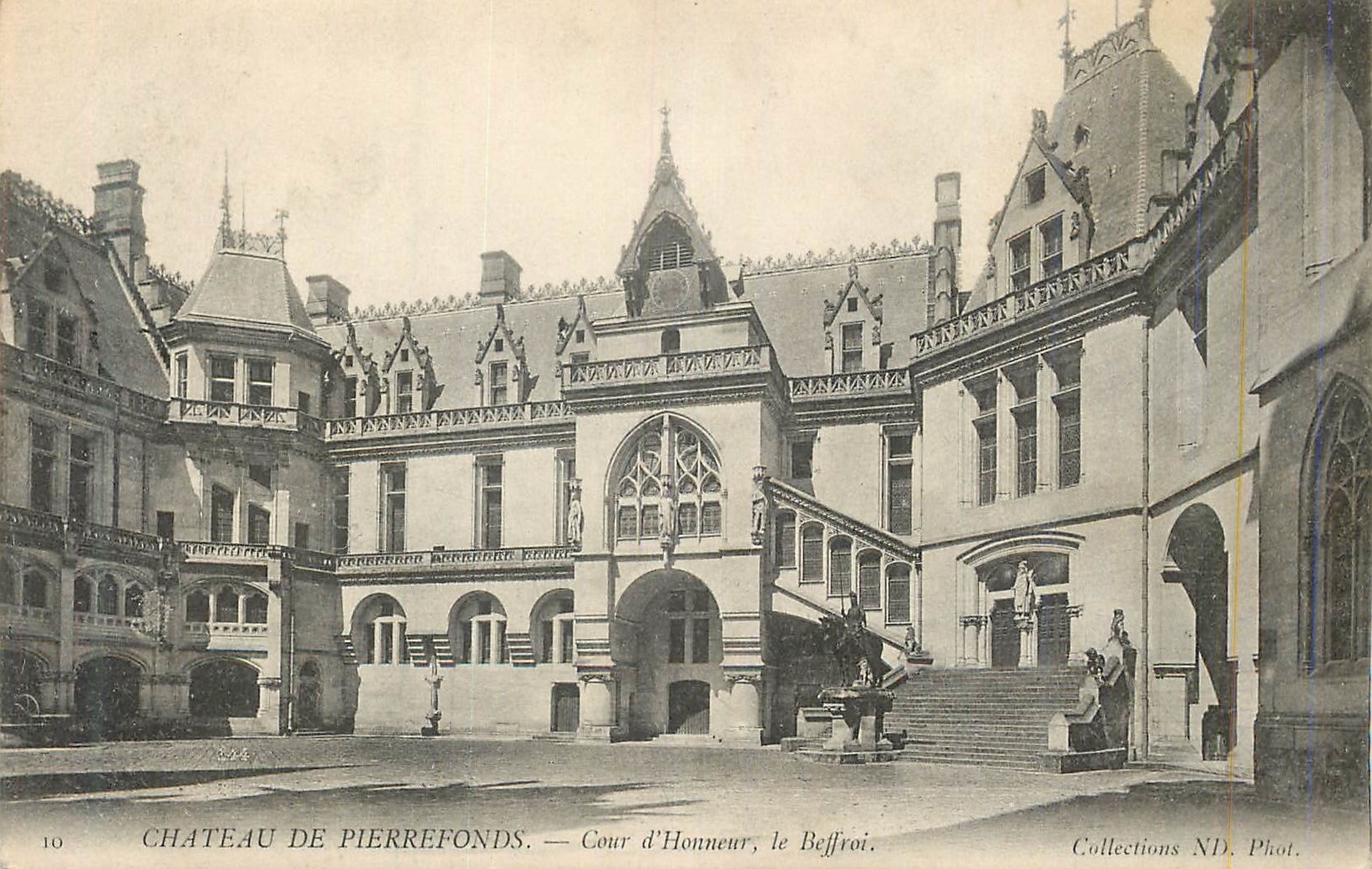 CPA Chateau de Pierrefonds Cour d'Honneur Le Beffroi