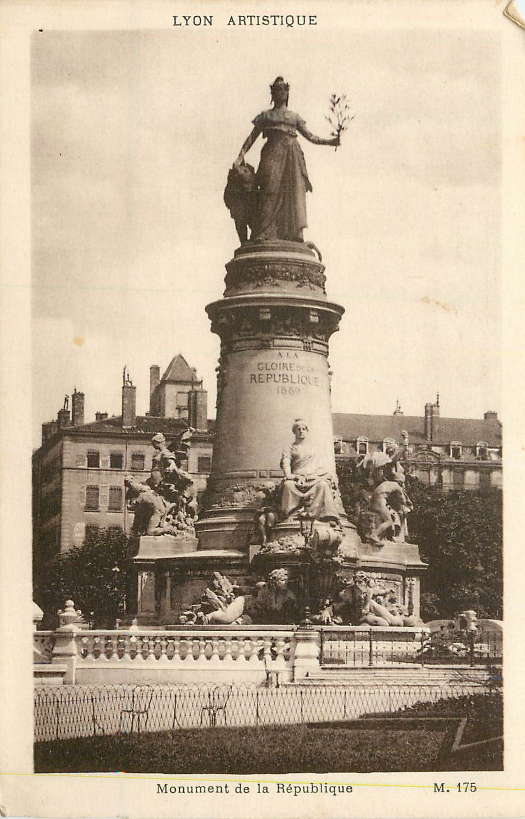 CPA Lyon artistique Monument de la Republique