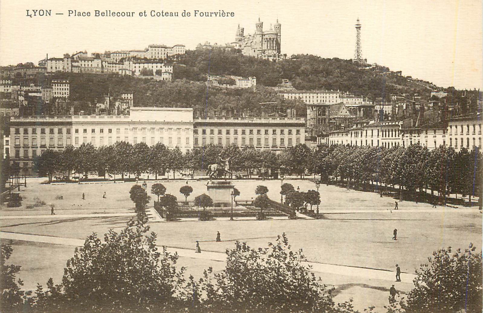 CPA Lyon Place Bellecour et Coteau de Fourviere