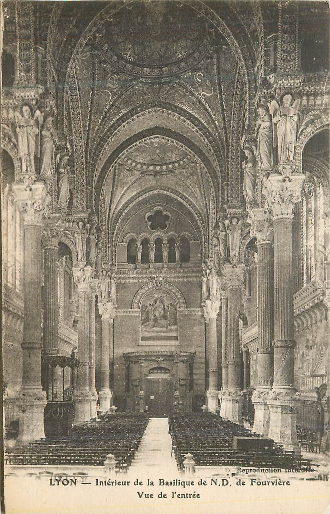 CPA Lyon Interieur de la Basilique de N D de Fourviere Vue de l'Entree