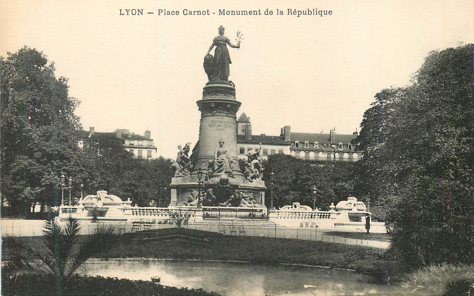 CPA Lyon Place Carnot Monument de la Republique