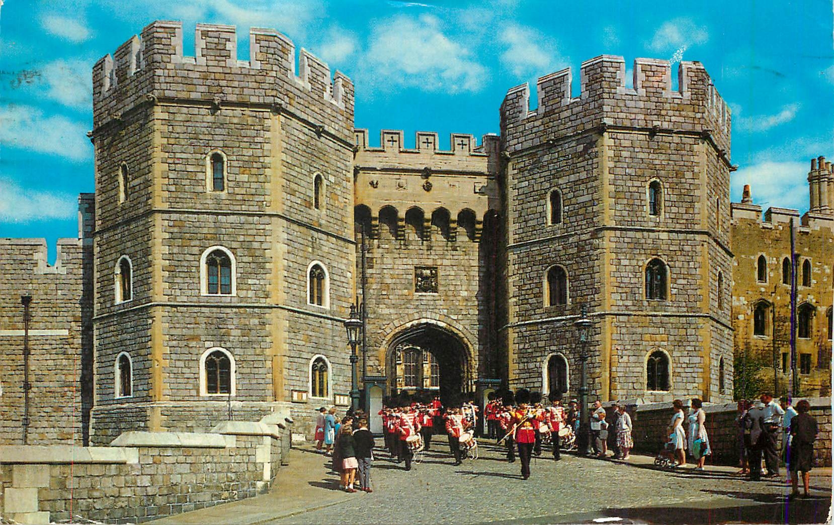 CPM Henry Vill Gateway Windsor Militaria