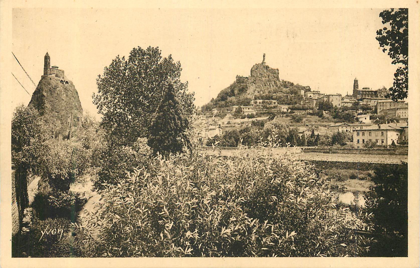 CPA la Douce France Auvergne le Puy (Haute Loire) les Rochers Corneille et St Michel d'Aiguilhe
