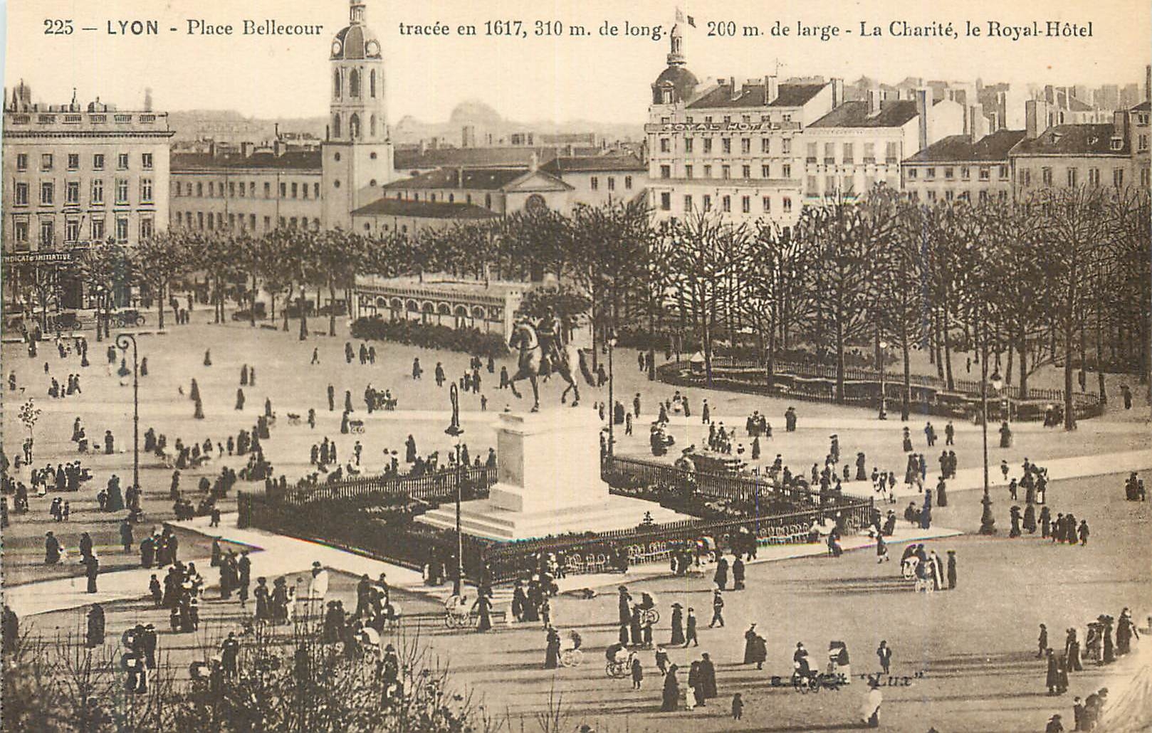 CPA Lyon Place Bellecour Tracee en 1617 310 m de Long et 200 m de Large La Charite Le Royal Hotel