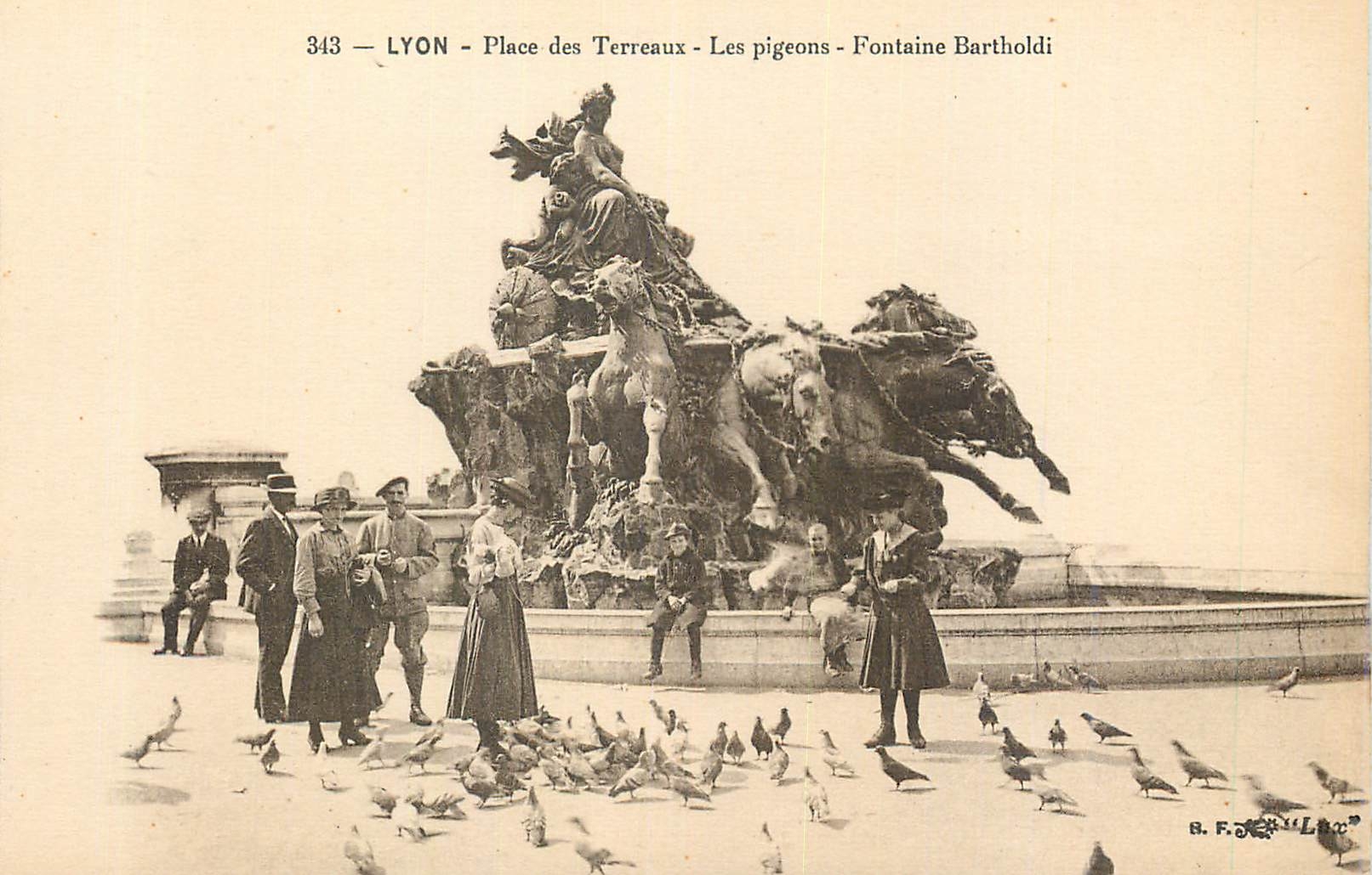 CPA Lyon Place des Terreaux Les Pigeons Fontaine Bartholdi