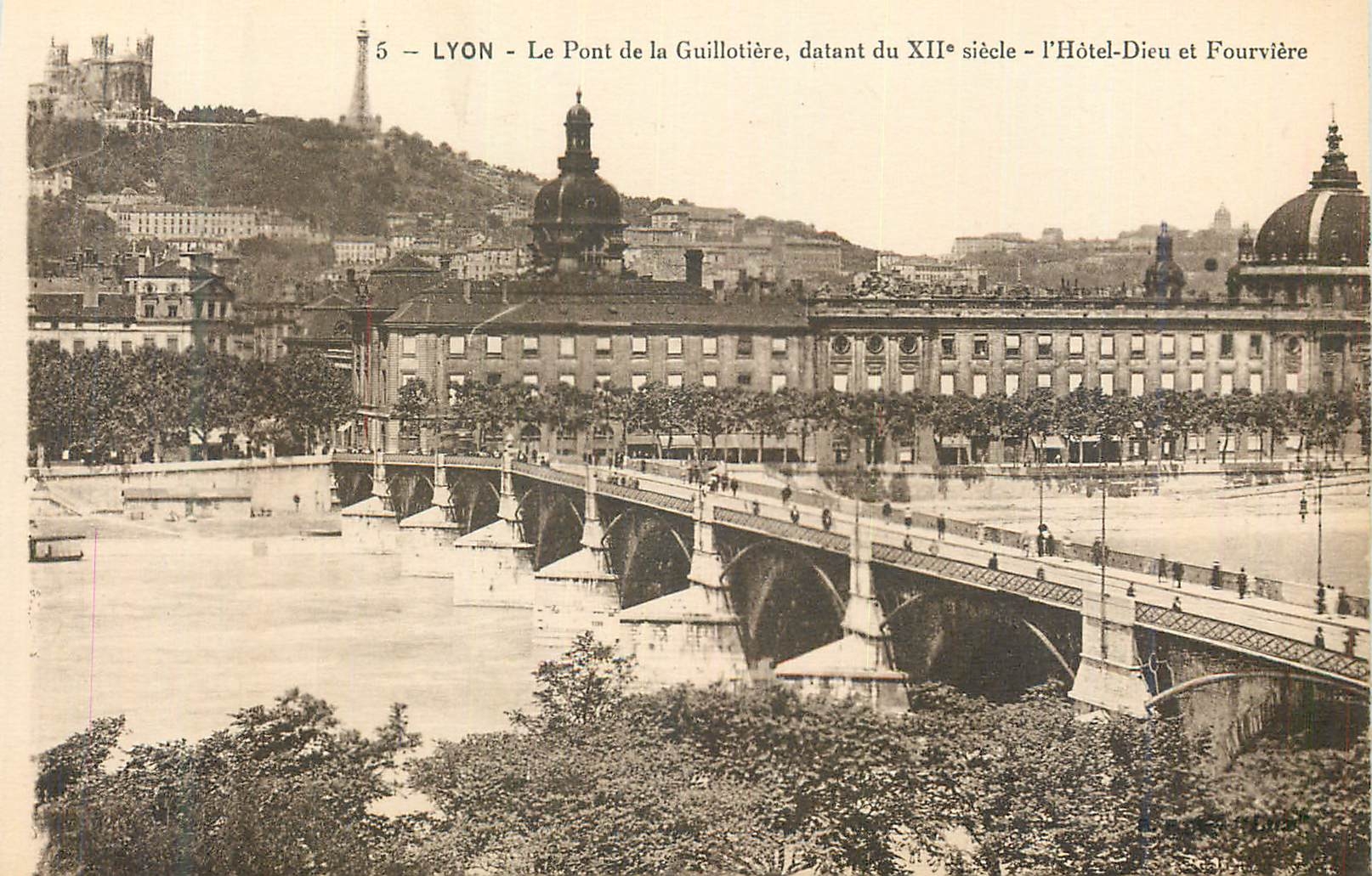 CPA Lyon Le Pont de la Guillotiere datant du XIIe Siecle l'Hotel Dieu et Fourviere