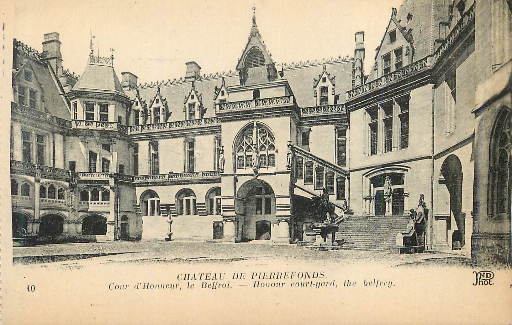 CPA Chateau de Pierrefonds Cour d'Honneur Le Beffroi