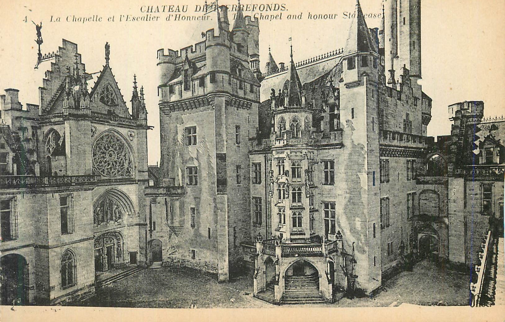 CPA Chateau de Pierrefonds La Chapelle et l'Escalier d'Honneur