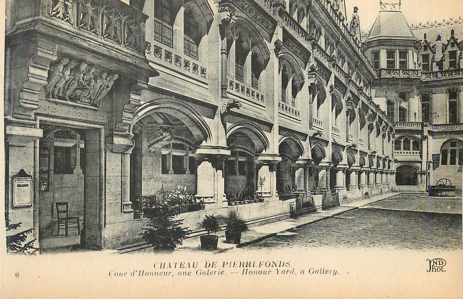 CPA Chateau de Pierrefonds Cour D'Honneur Une Galerie