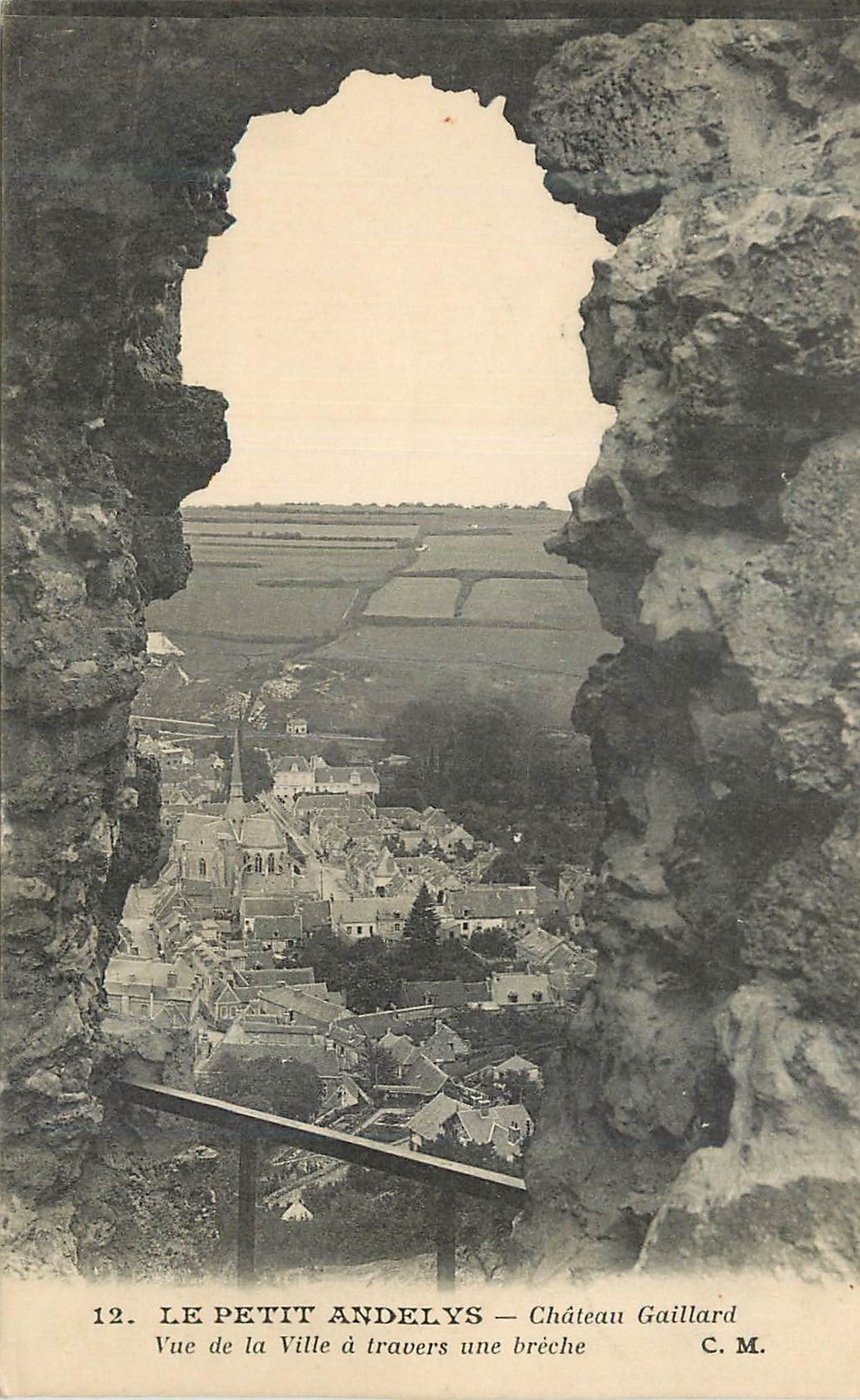CPA Le Petit Andely Chateau Gaillard Vue de la Ville a Travers une Breche