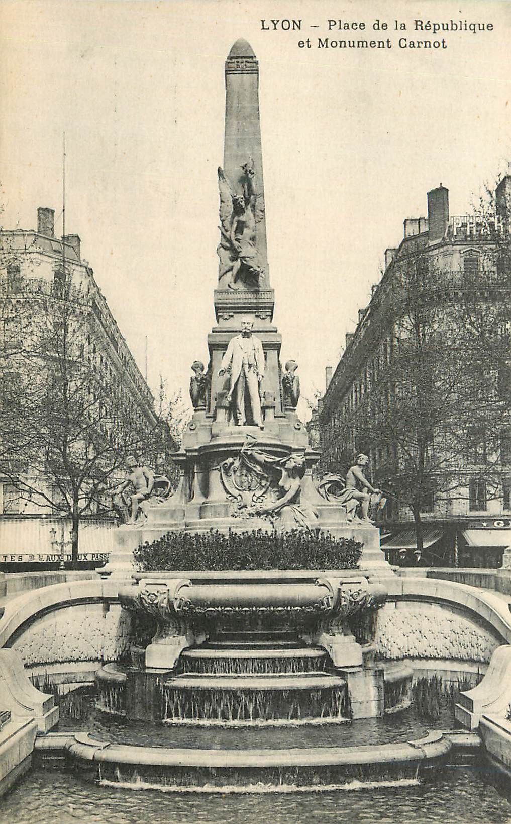 CPA Lyon Place de la Republique et Monument Carnot