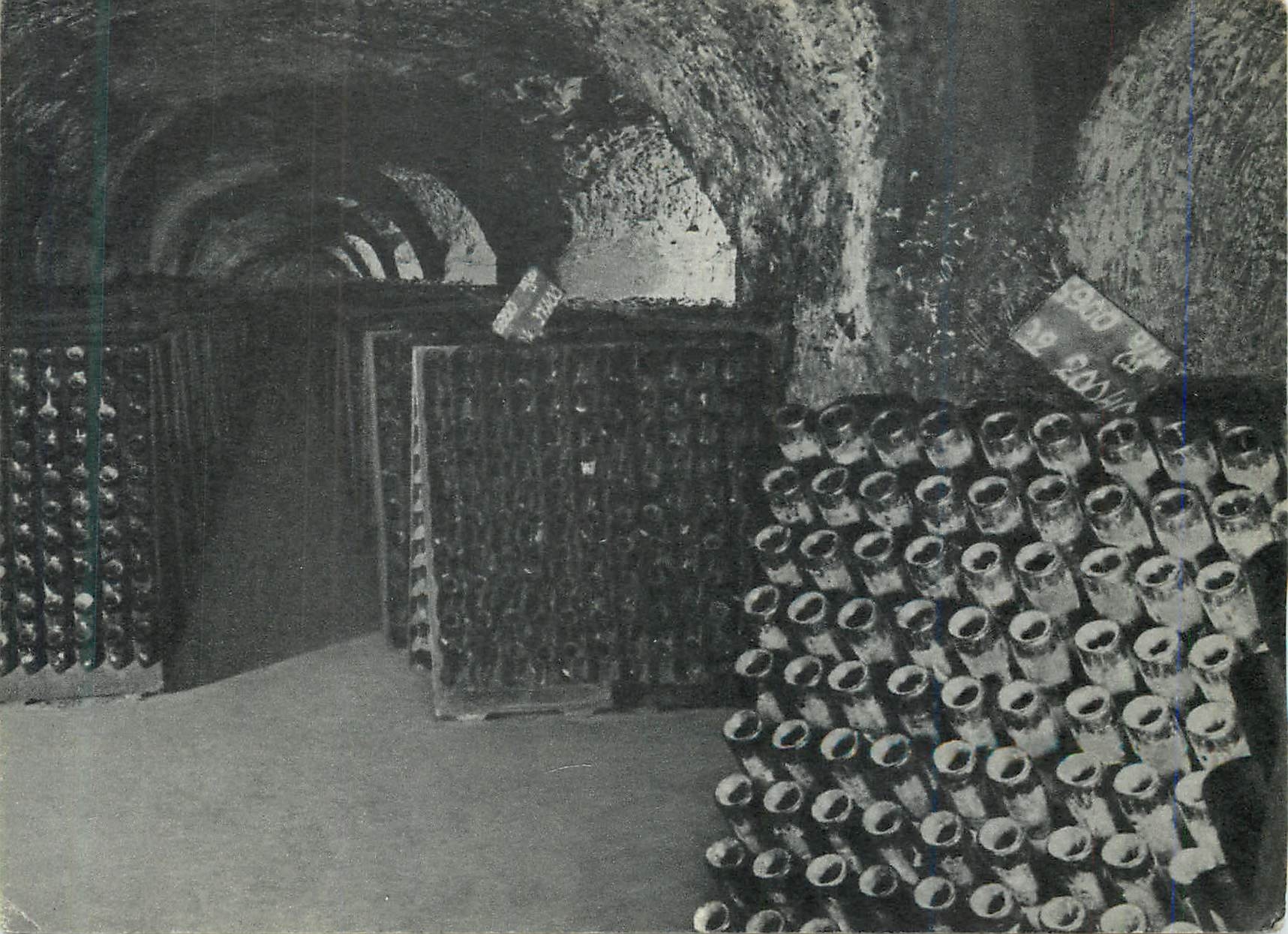 CPM Moet et Chandon Maison Fonde en 1743 Epernay Galerie de Vins sur Pupitres Durant le Remuage