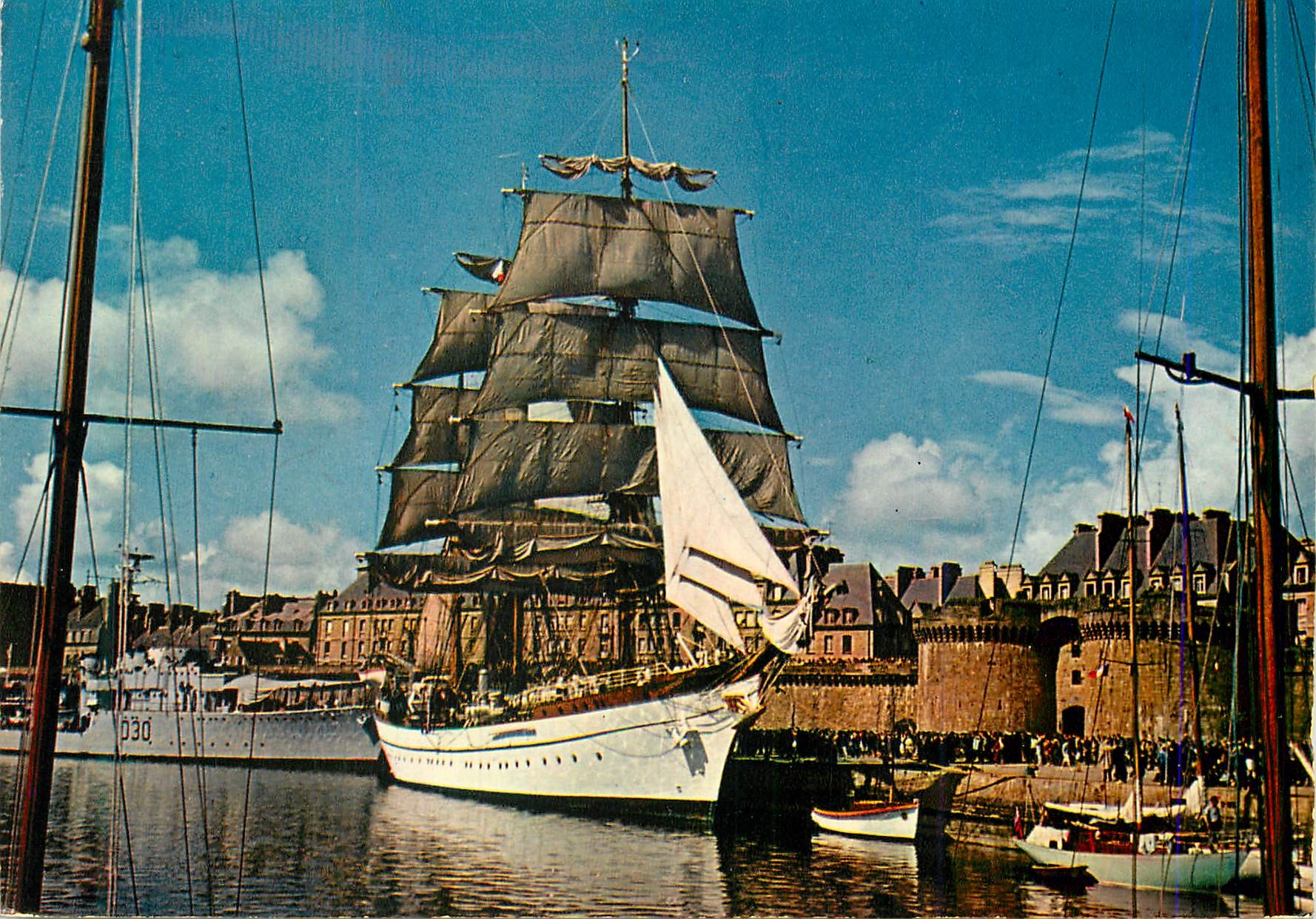 CPM La Bretagne en Couleurs Saint Malo (L et V) Grand Voilier dans le Bassin Devant les Remparts Bateau