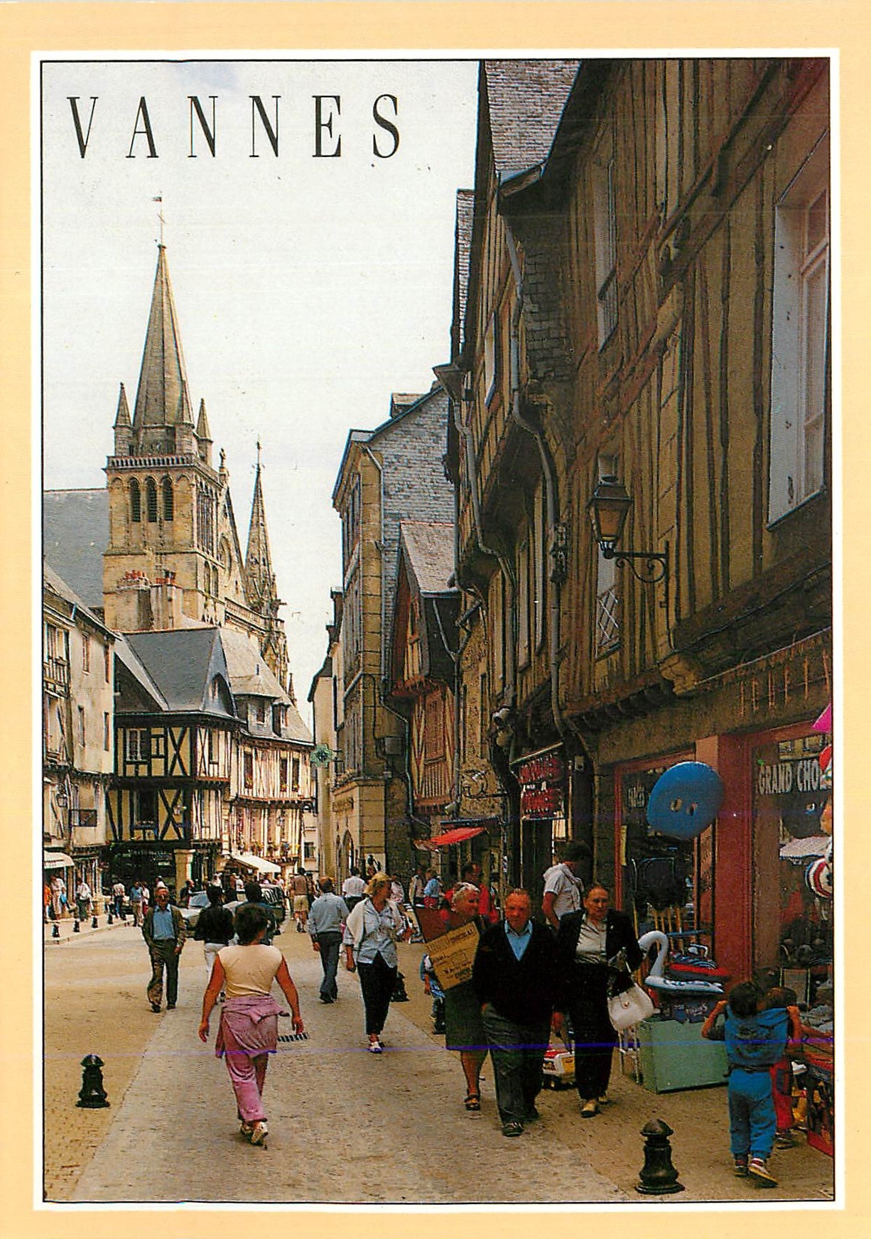 CPM Vannes La Bretagne en Couleur Promenade dans le Vieux Vannes