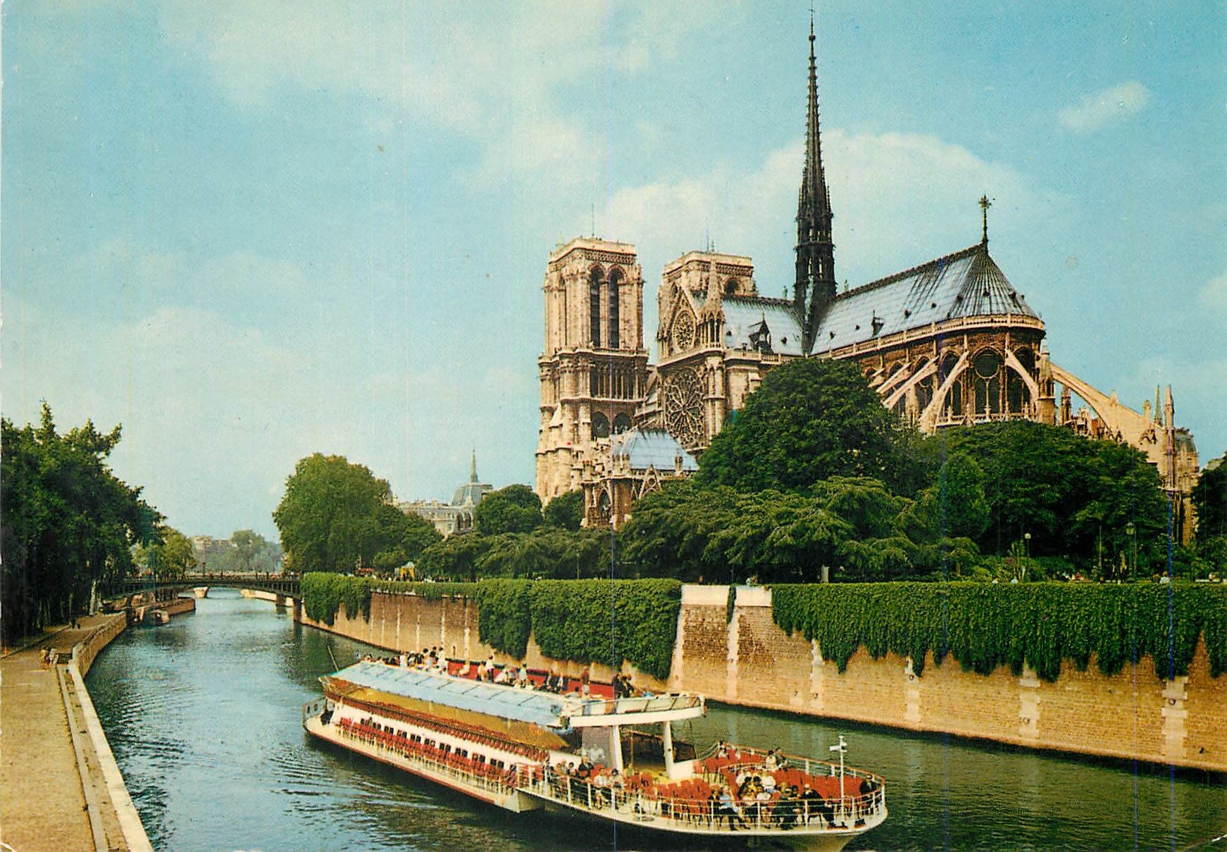 CPM Paris Notre Dame et la Seine Bateau