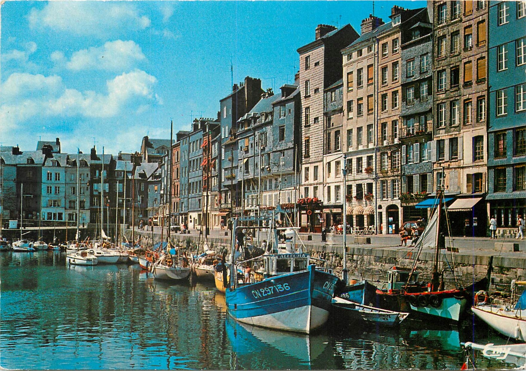 CPM Honfleur Le vieux bassin et les facades typiques du quai Sainte Catherine Bateaux