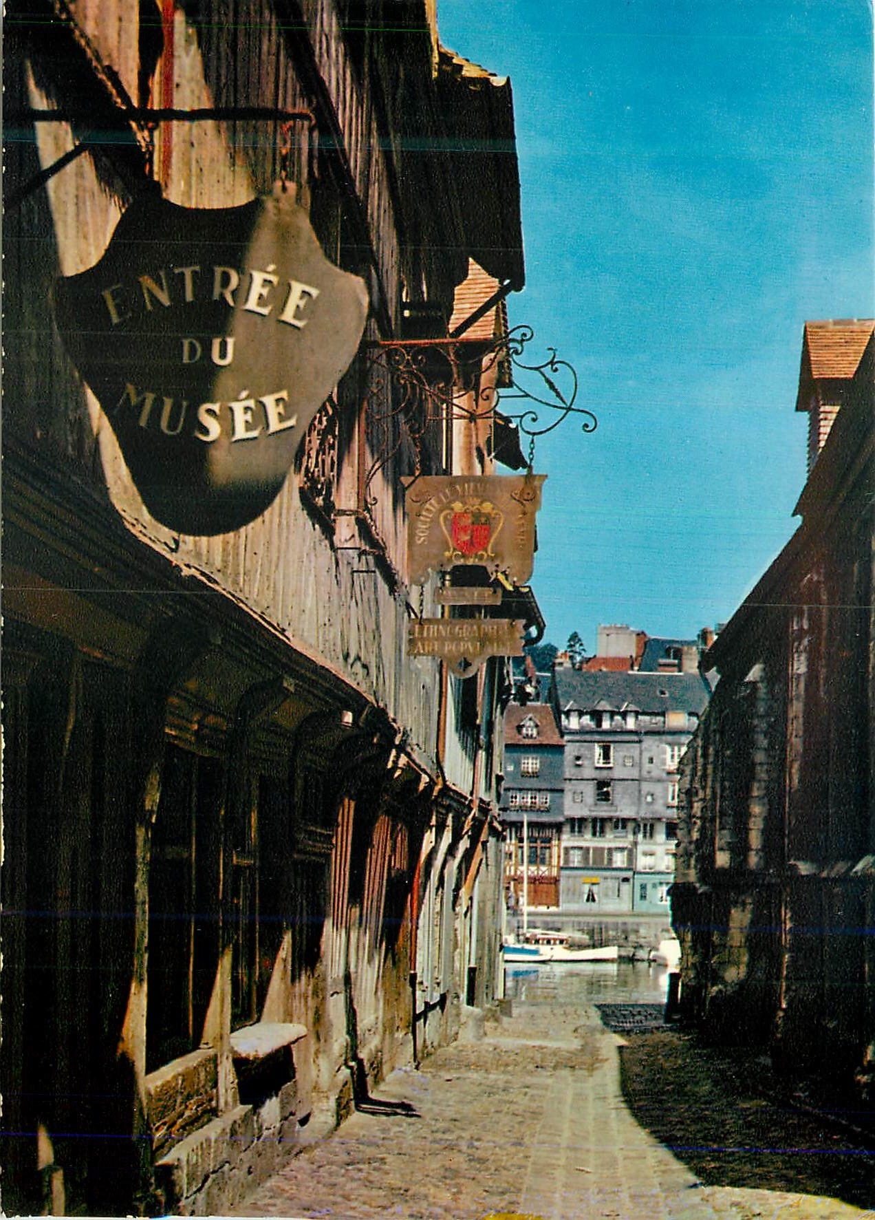 CPM Honfleur Calvados Le vieux Honfleur et le musee rue de la Prison 