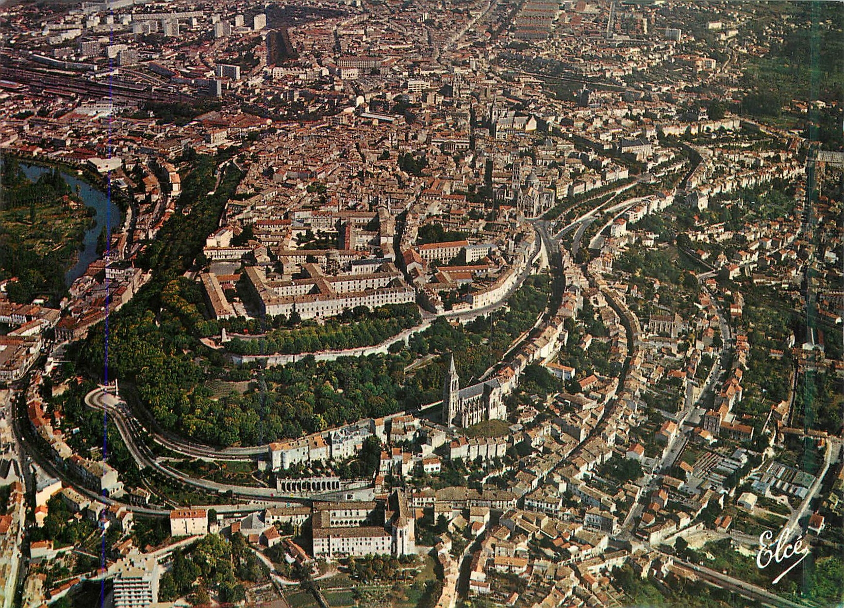 CPM Angouleme Vue generale de la Ville avec ses remparts