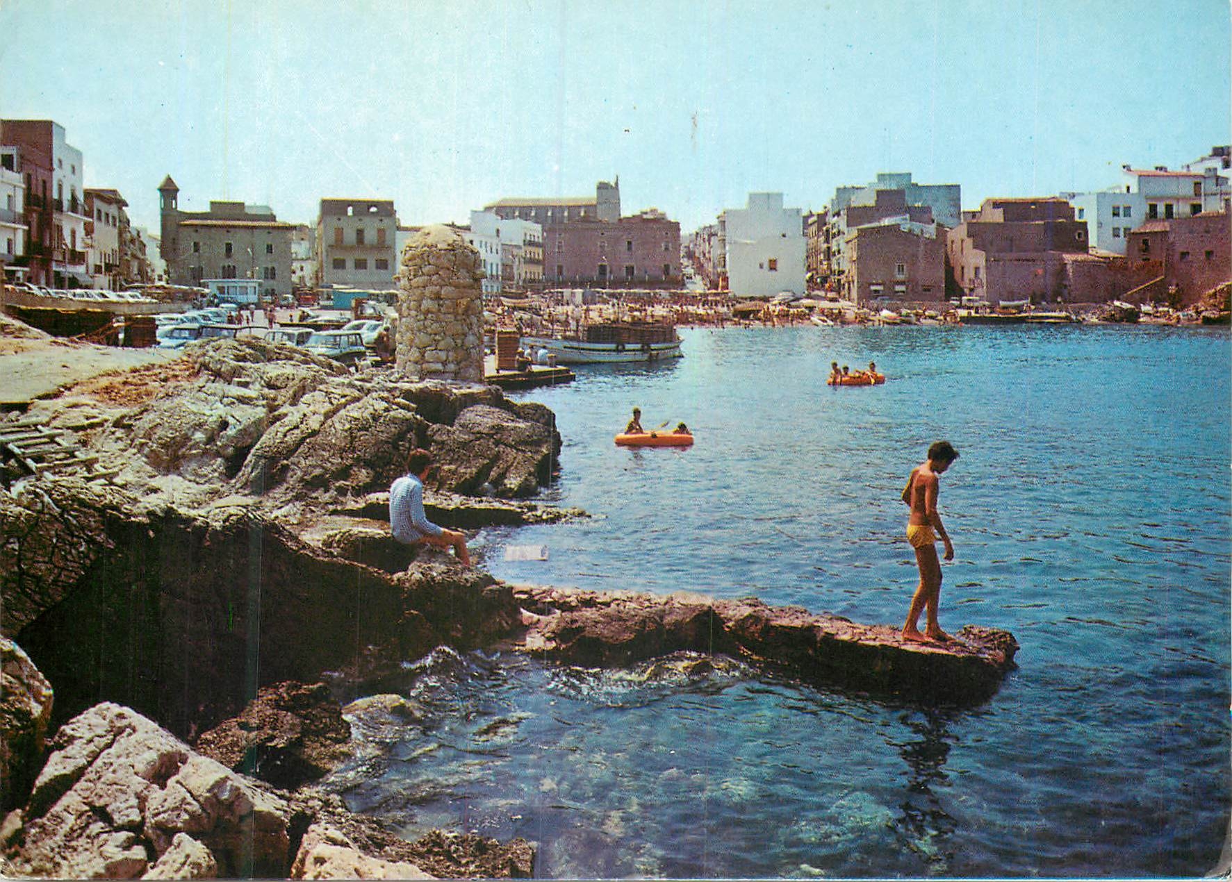 CPM La Escala Costa Brava Embarcadere y playa