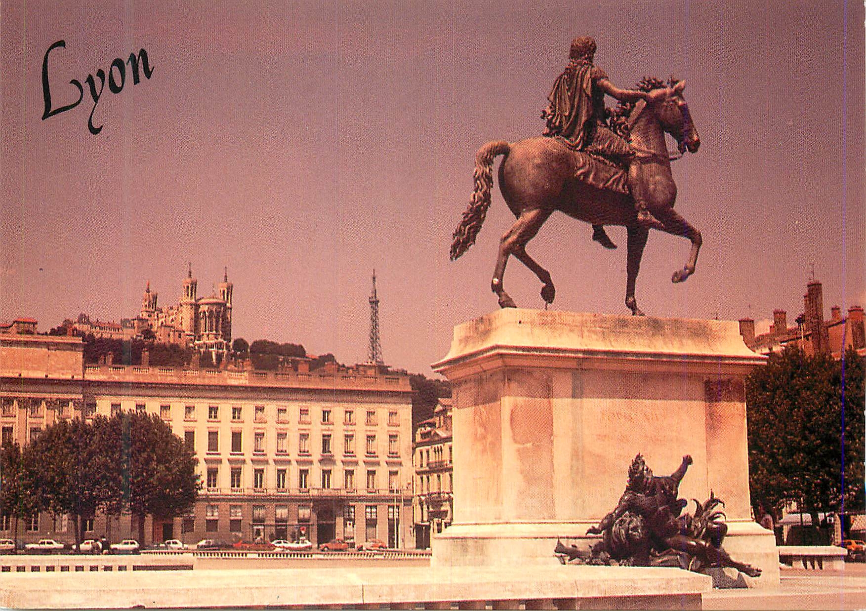 CPM Lyon Place Bellecour et statue de Louis XIV en arriere plan la Colline de Fourviere 