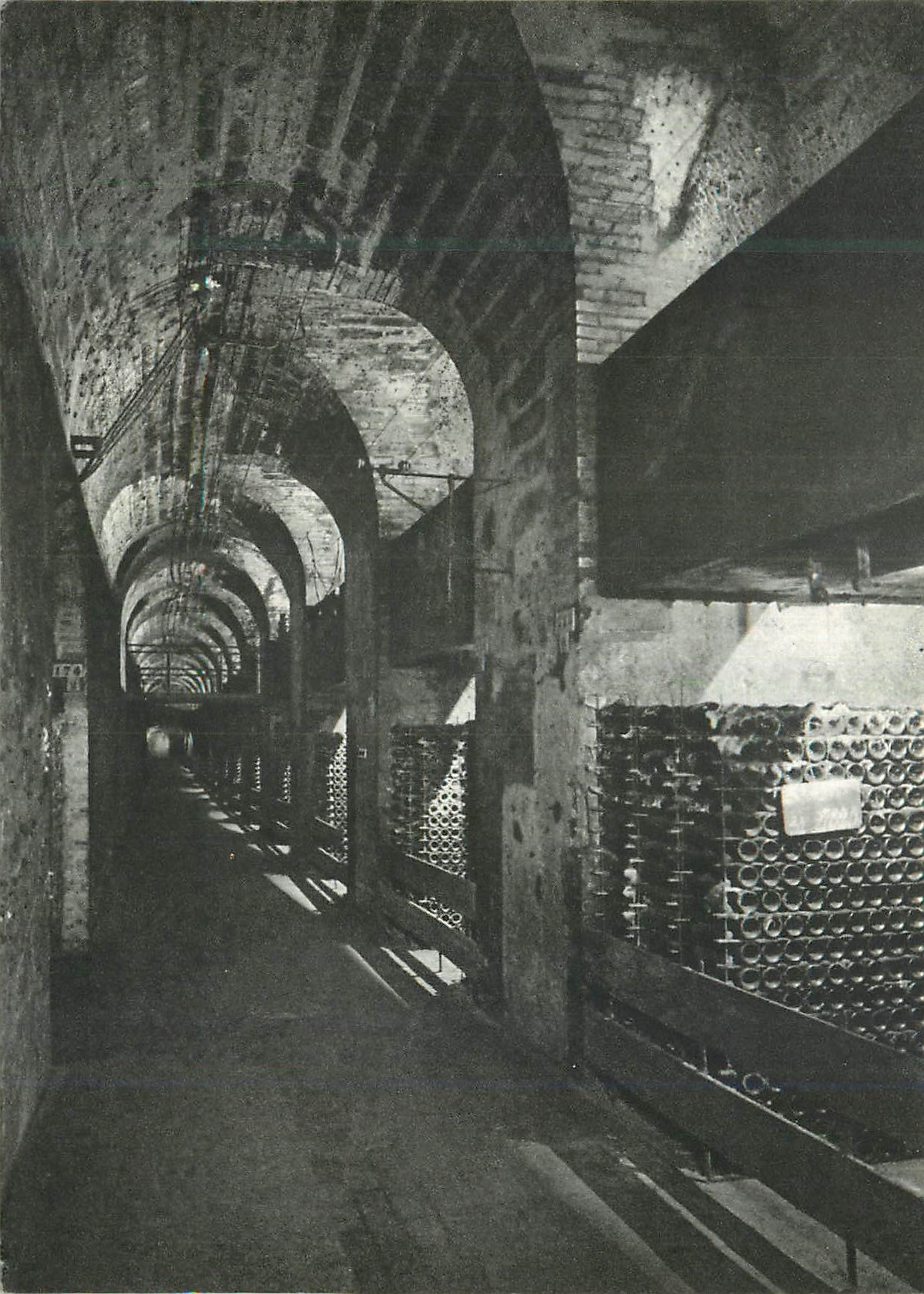 CPM Moet et Chandon Maison Fondee en 1743 Epernay Vue des 32 Caveaux Champagne